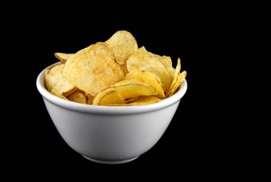 Patates cipsi izole siyah üzerine beyaz kase