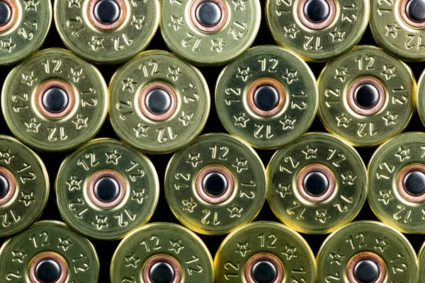 Geweer Cartridges Opgestapeld Tegen Een Zwarte Achtergrond — Stockfoto