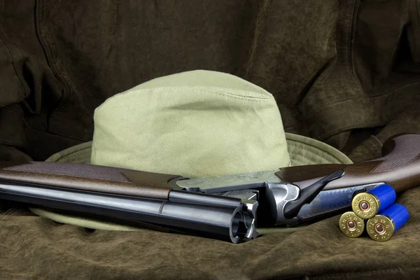 Κυνηγετικό Όπλο Και Καπέλο Δοχεία Μια Εξωτερική Στρώση — Φωτογραφία Αρχείου