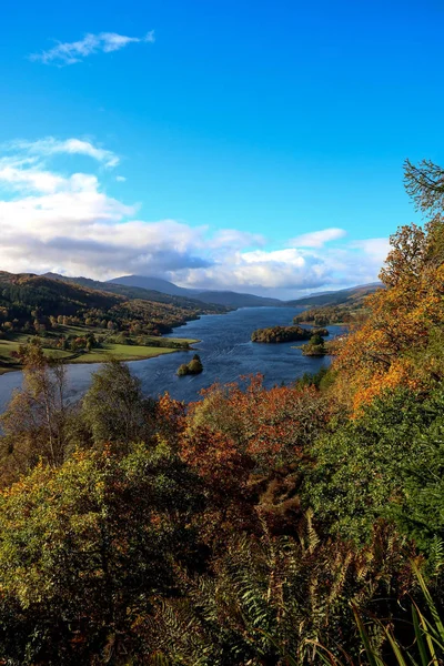 Queens görünümü üzerinde Loch Tummel Perthshire İskoçya portre biçimi