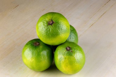 Bir ahşap masa üstü üzerinde taze limes