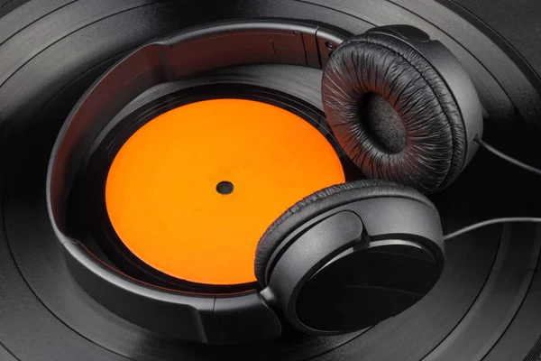 ビニール レコードと黒の背景の上にヘッドフォン — ストック写真