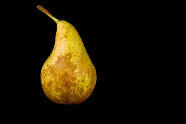 Siyah bir arka plan karşı organik armut