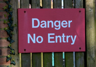 Tehlikeli bir eski çevre kapısı üzerinde giriş Işareti