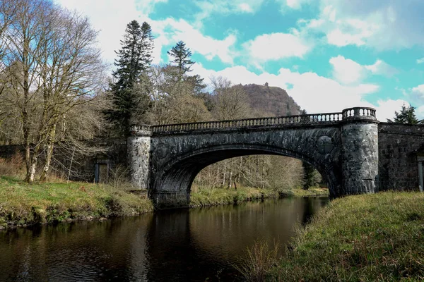 Brücke über den Fluss Aray bei Schloss Inveraray in Schottland — Stockfoto