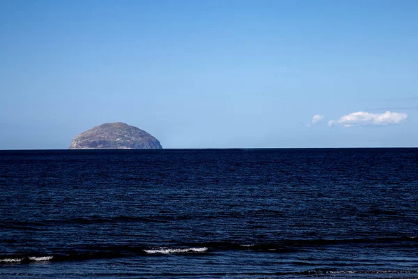 Ayrshire Iskoçya 'da Ailsa Craig rock