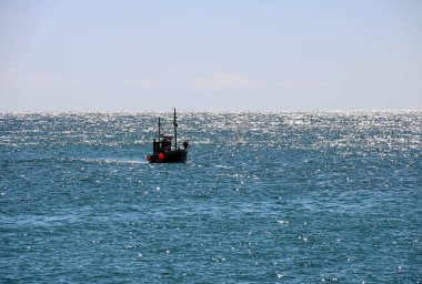 Erken Akşam Açık Denizde Balıkçı Teknesi