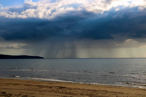 Zeezicht in de kust tijdens een middag regenbui — Stockfoto