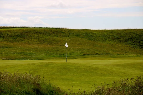 Golf banan grön och flagga pinne — Stockfoto