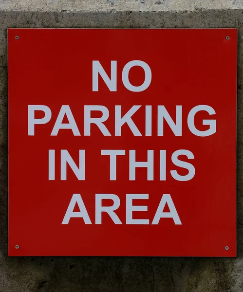 Nincs parkolási jel a Village Wall — Stock Fotó