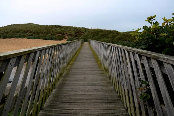 Wooden Footbridge Over a River Estuary to the Beach — Stock Photo, Image
