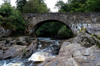 İskoçya'da Highland Nehri ve Eski Taş Köprü
