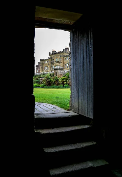 Uitzicht op Culzean Castle Scotland Door een oude open deur — Stockfoto