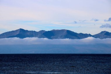 Sonbaharda Yoğun Düşük Bulutlu İskoç Adası