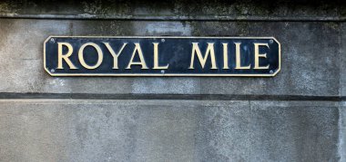 Edinburgh, İskoçya 'daki Royal Mile sokak tabelası