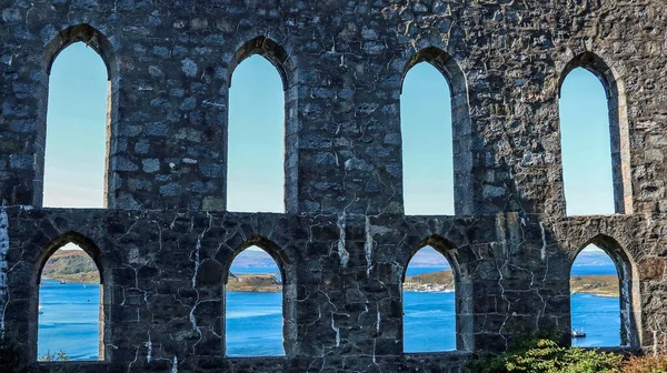 Oban Bay Durch Alte Gewölbte Fensteröffnungen — Stockfoto