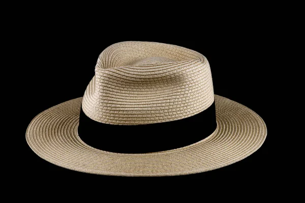 黒の背景に隔離されたパナマの帽子を投げる — ストック写真