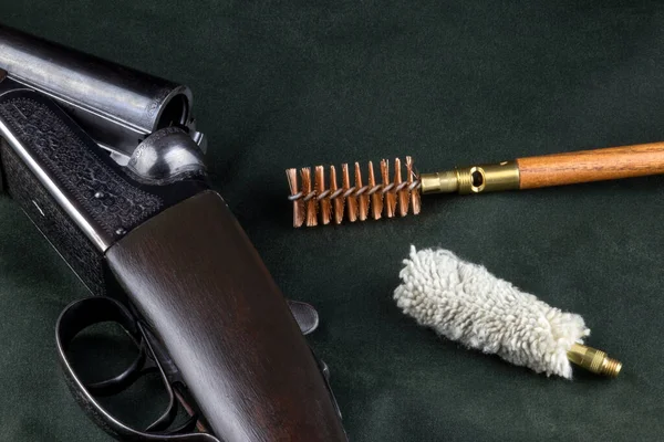 Vintage Κυνηγετικό Όπλο Και Εξοπλισμός Καθαρισμού Ένα Υπαίθριο Κερωμένο Βαμβακερό — Φωτογραφία Αρχείου