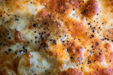 Taze fırınlanmış peynir ve patates fırınının yakın görüntüsü.