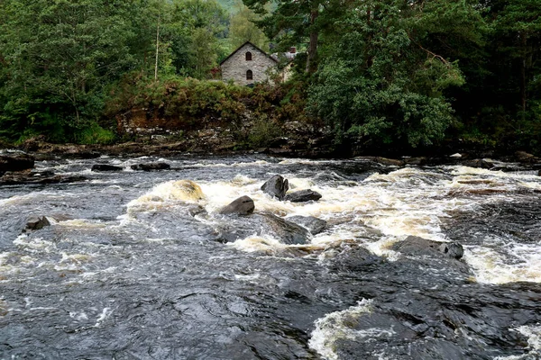 Altes Stillgelegtes Mühlengebäude Einem Schnell Fließenden Fluss — Stockfoto