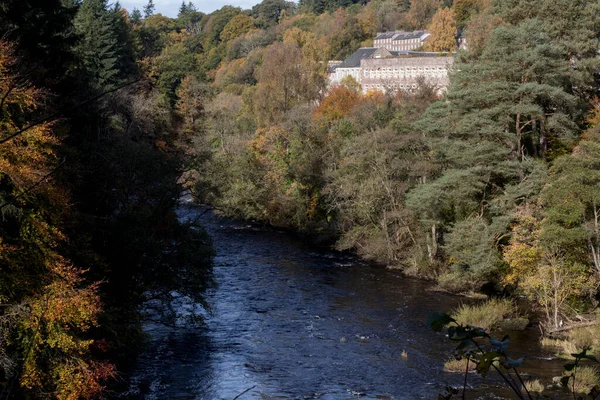 Floden Clyde Och Ombyggda Gamla Kvarnbyggnader Bevarandebyn New Lanark Skottland — Stockfoto