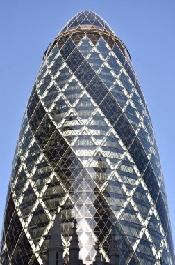 Londra, İngiltere - 19 Ekim 2018: Kornişon Tower (30 St Mary balta) gökdelen şehir Londra, Thames Nehri'nin kuzey yakasında.