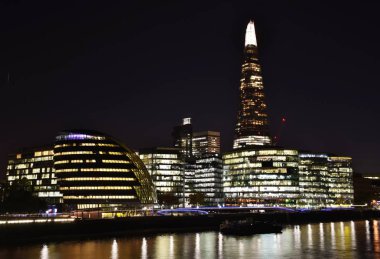 Londra, İngiltere - 19 Ekim 2018: Londra boyunca South Bank gece Thames Nehri'nin şehir merkezinde. 