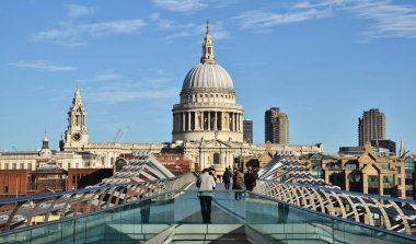 Londra, İngiltere - 19 Ekim 2018: Millennium Köprüsü Londra'da Thames Nehri geçiyor ve St Paul Katedrali Tate Modern için bağlanır.