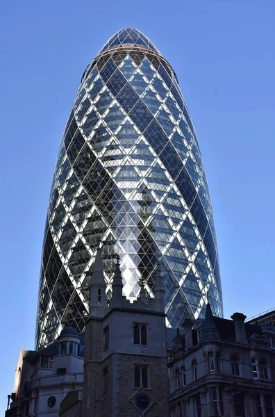 Londra, İngiltere - 19 Ekim 2018: Kornişon Tower (30 St Mary balta) gökdelen şehir Londra, Thames Nehri'nin kuzey yakasında.