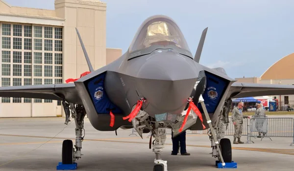 Tampa, Amerika Birleşik Devletleri - 18 Mart 2016: A ABD Hava Kuvvetleri F-35 Joint Strike Fighter (Lightning II) jet Macdill hava kuvvetleri üssü. Bu F-35 33 avcı kanat Eglin hava üssü atanır.