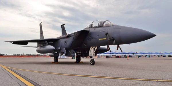 stock image Tampa, USA - March 18, 2016: An Air Force F-15E Strike Eagle fighter jet on a runway at MacDill Air Force Base. This F-15E belongs to the 4th Fighter Wing from Seymour Johnson Air Force Base.