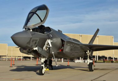 Tucson, Amerika Birleşik Devletleri - 2 Mart 2018: A ABD Hava Kuvvetleri F-35 Joint Strike Fighter (Lightning II) jet Davis Monthan hava kuvvetleri üssü ile tepeye kadar. Bu F-35 Luke Hava Kuvvetleri üssüne atanır.