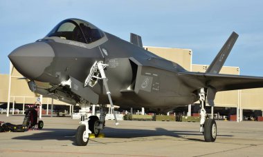Tucson, Amerika Birleşik Devletleri - 2 Mart 2018: A ABD Hava Kuvvetleri F-35 Joint Strike Fighter (Lightning II) jet Davis Monthan hava kuvvetleri üssü. Bu F-35 Luke Hava Kuvvetleri üssüne atanır.