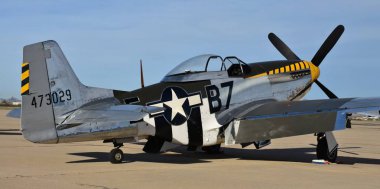 Tucson, Amerika Birleşik Devletleri - 2 Mart 2018: Bir vintage İkinci Dünya Savaşı döneminden kalma P-51 Mustang savaşçı pistte uçak Davis-Monthan hava kuvvetleri üssü Tucson, Arizona.
