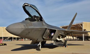 Tucson, Amerika Birleşik Devletleri - 2 Mart 2018: Bir Hava Kuvvetleri F-22 Raptor savaş uçağı Davis-Monthan hava kuvvetleri üssü bir pist üzerinde. Langley Hava Kuvvetleri üssüne bu F-22 ait.