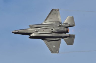 Tucson, Amerika Birleşik Devletleri - 2 Mart 2018: A ABD Hava Kuvvetleri F-35 Joint Strike Fighter (Lightning II) jet Davis Monthan hava kuvvetleri üssü uçan. Bu F-35 Luke Hava Kuvvetleri üssüne atanır.