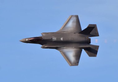 Tucson, Amerika Birleşik Devletleri - 2 Mart 2018: A ABD Hava Kuvvetleri F-35 Joint Strike Fighter (Lightning II) jet Davis Monthan hava kuvvetleri üssü uçan. Bu F-35 Luke Hava Kuvvetleri üssüne atanır.