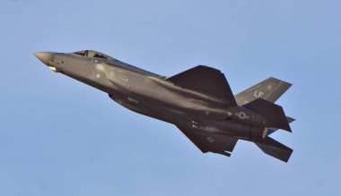 Tucson, Amerika Birleşik Devletleri - 2 Mart 2018: A ABD Hava Kuvvetleri F-35 Joint Strike Fighter (Lightning II) jet Davis Monthan hava kuvvetleri üssü uçan. Bu F-35 Luke Hava Kuvvetleri üssüne atanır.