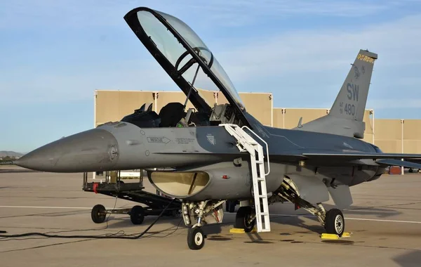 美国图克松 2018年3月2日 一架空军 Viper Fighting 猎鹰在达维 蒙森空军基地的跑道上 属于肖空军基地 — 图库照片