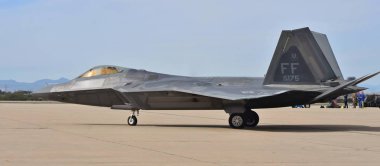 Tucson, Amerika Birleşik Devletleri - 2 Mart 2018: Bir Hava Kuvvetleri F-22 Raptor savaş uçağı Davis-Monthan hava kuvvetleri üssü bir pist üzerinde. Langley Hava Kuvvetleri üssüne bu F-22 ait.