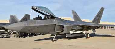 Tucson, Amerika Birleşik Devletleri - 2 Mart 2018: Bir Hava Kuvvetleri F-22 Raptor savaş uçağı Davis-Monthan hava kuvvetleri üssü bir pist üzerinde. Langley Hava Kuvvetleri üssüne bu F-22 ait.