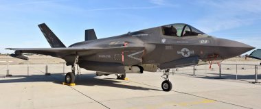 Yuma, ABD - 9 Mart 2018: Bir Deniz Kuvvetleri F-35b müşterek taarruz uçağı (Lightning II). Vmfa-211, USS Essex için atanan bu Stovl F-35 ait.