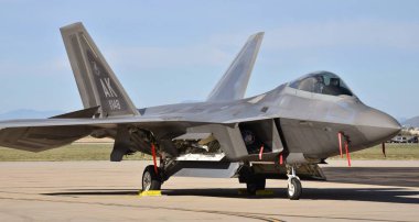 Tucson, Az, Amerika Birleşik Devletleri - 23 Mart 2019: Bir Hava Kuvvetleri F-22 Raptor savaş uçağı Davis-Monthan hava kuvvetleri üssü pistte. Elmendorf Hava Kuvvetleri üssüne bu F-22 ait.