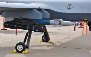 Tucson, az, ABD-Mart 23, 2019: bir AGM-114 Hellfire füze ve bir GBU-12 lazer güdümlü bomba, bir MQ-9 Reaper drone monte.
