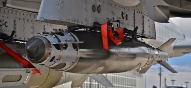 Tucson, Az, Amerika Birleşik Devletleri - 23 Mart 2019: Bir hava kuvvetleri Jdam (ortak doğrudan saldırı savaş) akıllı bomba bir A-10 Warthog saldırı Jet.