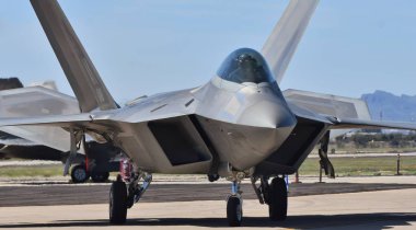 Tucson, Az, Amerika Birleşik Devletleri - 23 Mart 2019: Bir Hava Kuvvetleri F-22 Raptor savaş uçağı Davis-Monthan hava kuvvetleri üssü pistte. Elmendorf Hava Kuvvetleri üssüne bu F-22 ait.