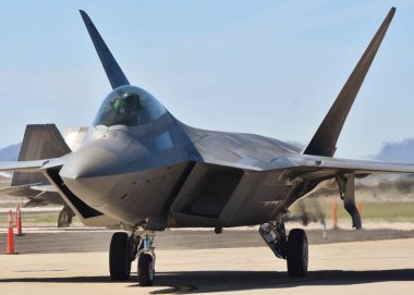 Tucson, Az, Amerika Birleşik Devletleri - 23 Mart 2019: Bir Hava Kuvvetleri F-22 Raptor savaş uçağı Davis-Monthan hava kuvvetleri üssü pistte. Elmendorf Hava Kuvvetleri üssüne bu F-22 ait.