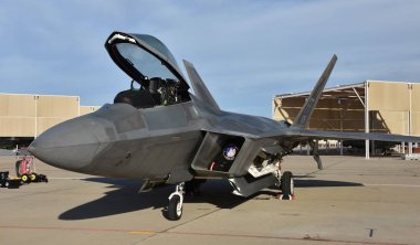 Tucson, Amerika Birleşik Devletleri - 2 Mart 2018: Bir Hava Kuvvetleri F-22 Raptor savaş uçağı ile tepeye Davis-Monthan hava kuvvetleri üssü. Langley Hava Kuvvetleri üssüne bu F-22 ait.
