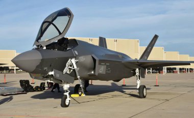 Tucson, Amerika Birleşik Devletleri - 2 Mart 2018: A ABD Hava Kuvvetleri F-35 Joint Strike Fighter (Lightning II) jet Davis Monthan hava kuvvetleri üssü ile tepeye kadar. Bu F-35 Luke Hava Kuvvetleri üssüne atanır.