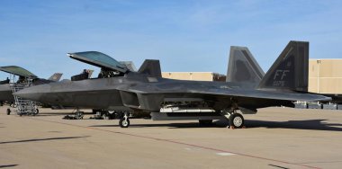 Tucson, Amerika Birleşik Devletleri - 2 Mart 2018: Bir Hava Kuvvetleri F-22 Raptor savaş uçağı ile tepeye Davis-Monthan hava kuvvetleri üssü. Langley Hava Kuvvetleri üssüne bu F-22 ait.